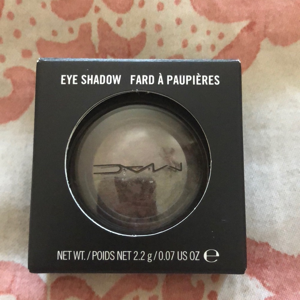 MAC eyeshadow in earthly riches